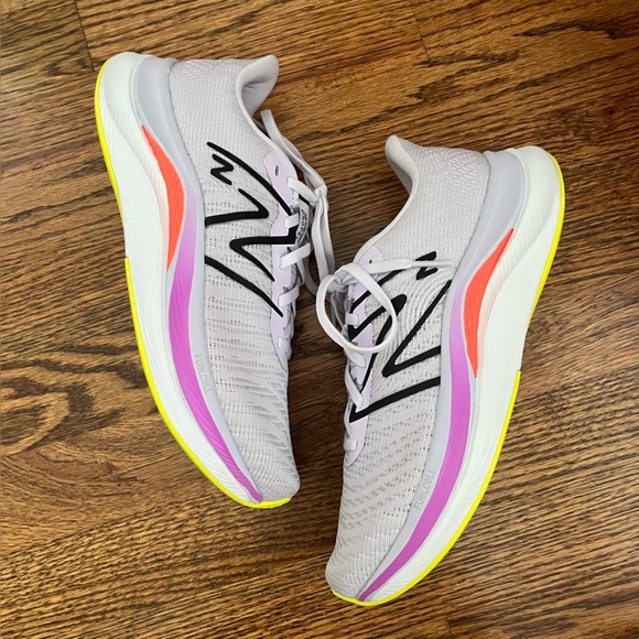 New Balance (8W) Fuel Cell PropelV4 - Picture 1 of 9